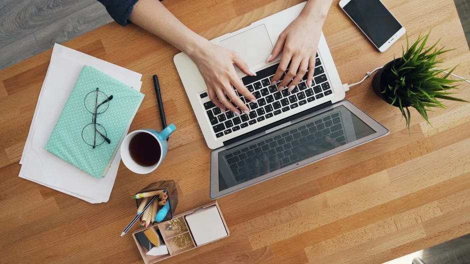 Une équipe diversifiée collabore autour de stratégies de marketing numérique à un bureau, avec des ordinateurs portables et des tablettes.